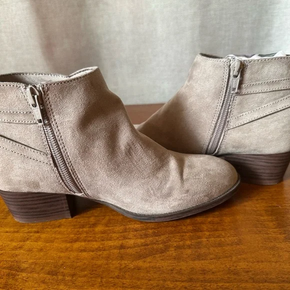 Old Navy•girl’s suede ankle boots•size 3•side zipper•brown/grey/taupe•buckle - Picture 5 of 14